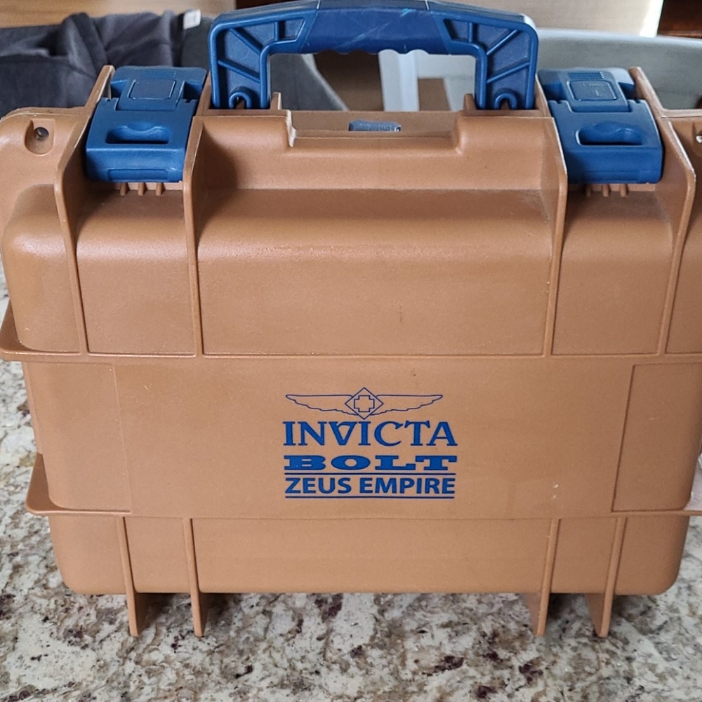 Invicta 8 slot hard case